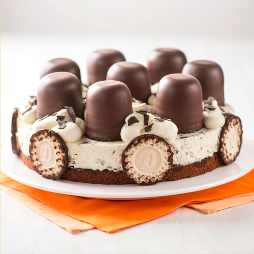 Dickmann’s Torte mit dunklem Tortenboden und Schaumcreme, dekoriert mit 8 Super Dickmann’s